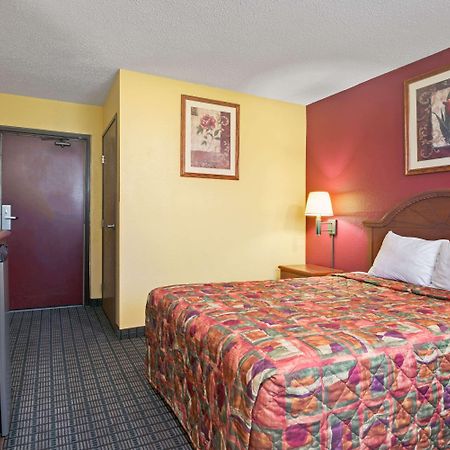 Days Inn By Wyndham Torrington מראה חיצוני תמונה