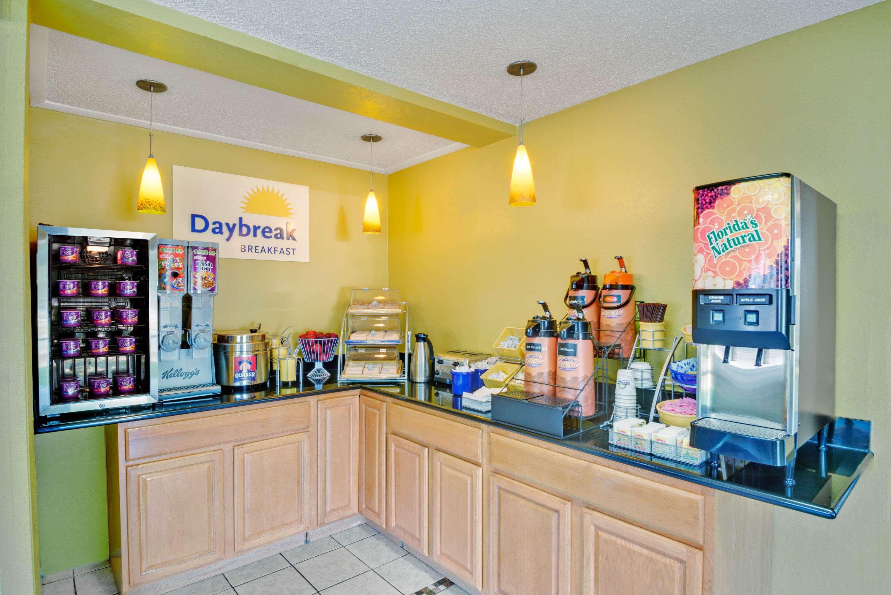 Days Inn By Wyndham Torrington מראה חיצוני תמונה