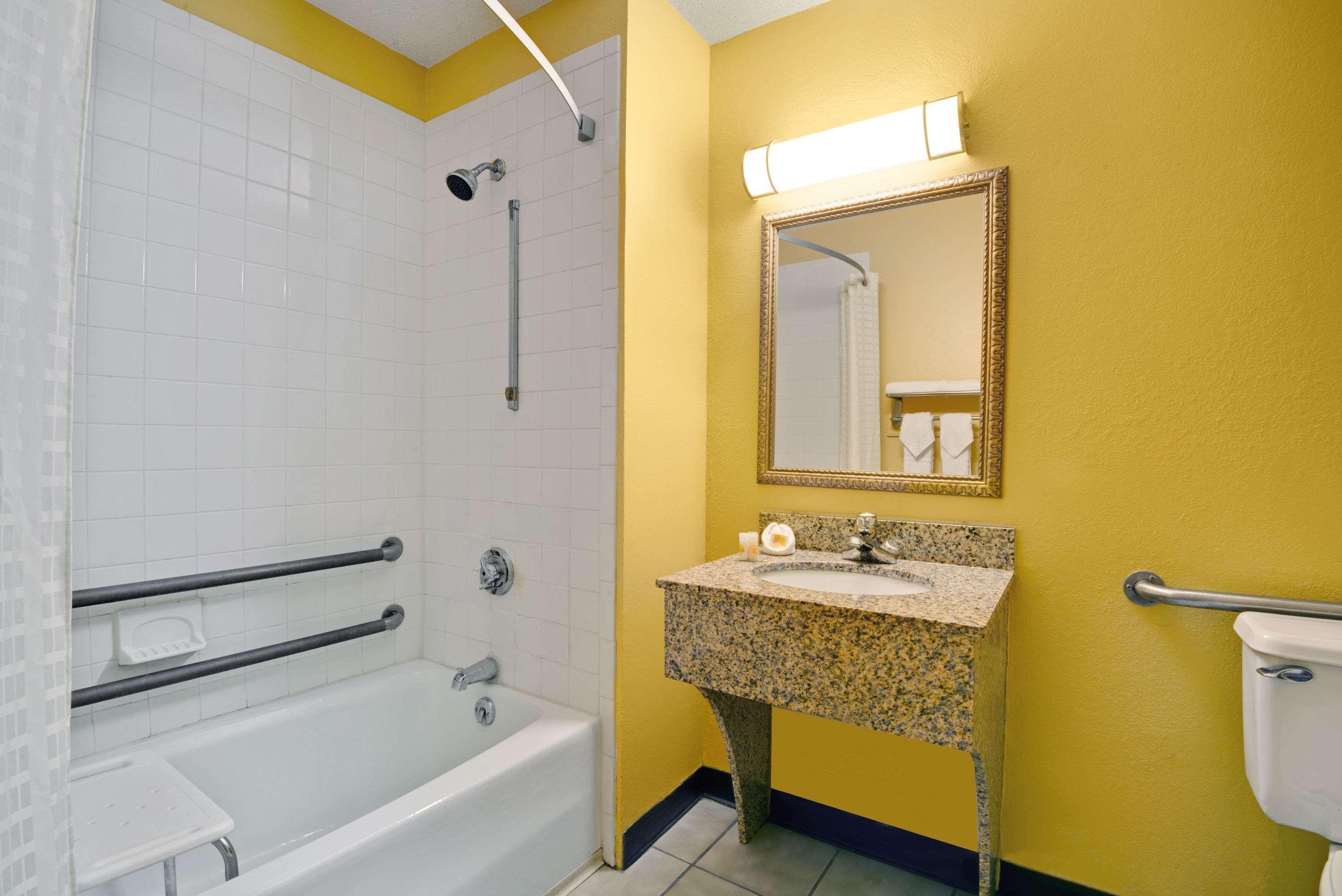 Days Inn By Wyndham Torrington מראה חיצוני תמונה